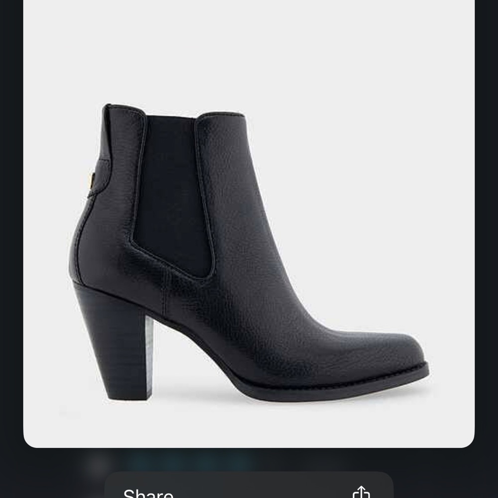 Sleek Black Chelsea Ankle Boots with Chunky Heel